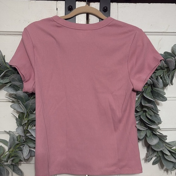 Old Navy Ribbed Tee - Picture 3 of 3